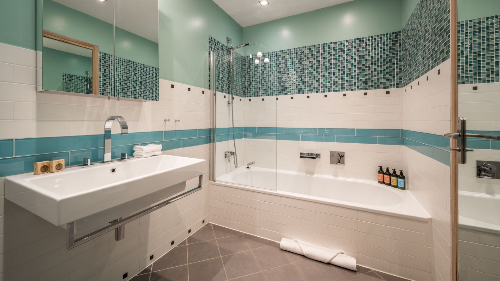 luxury-ski-chalet-meribel-arolla-oxfordski- bath3.jpg