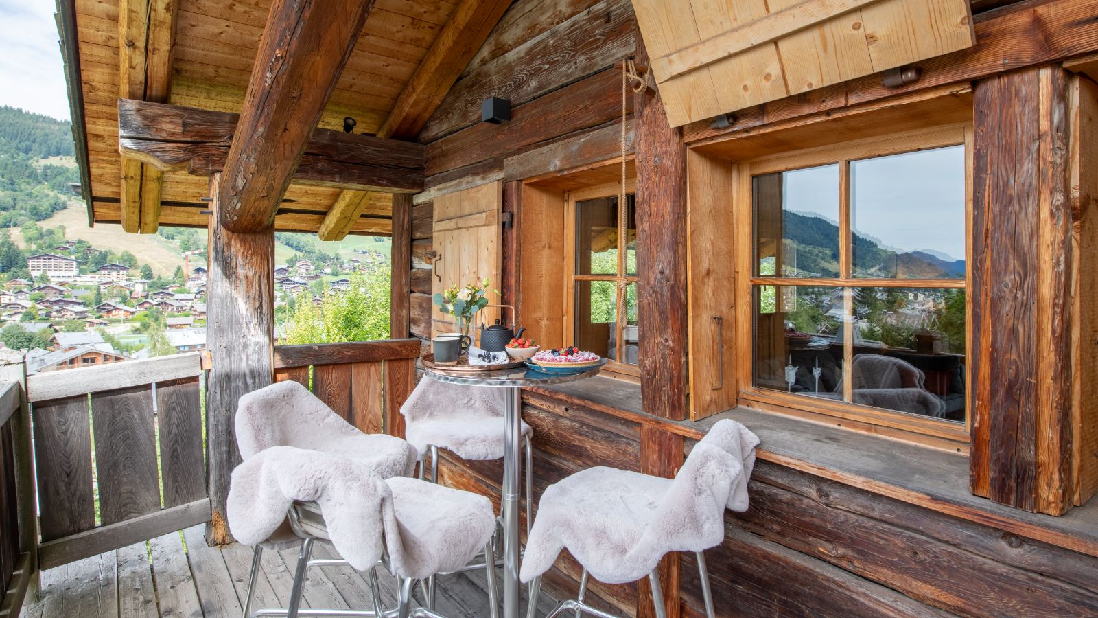 Luxury-Ski-Chalet-Megeve-Chalet-La-Connivence-Oxford-Ski-Balcony.jpg