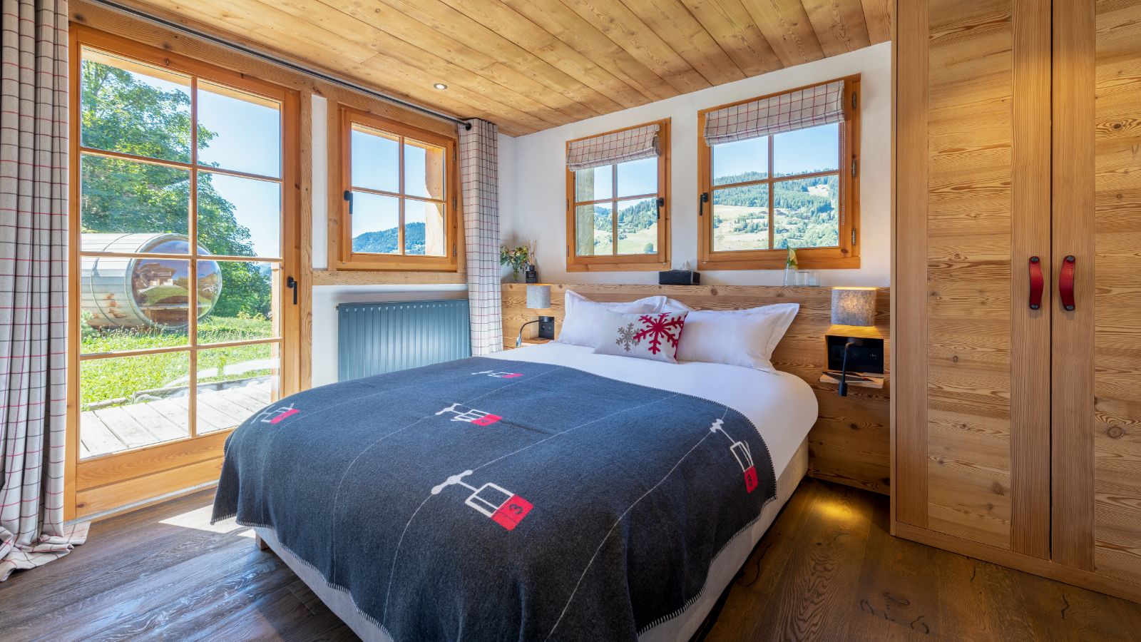 Luxury-Ski-Chalet-Megeve-Chalet-La-Connivence-Oxford-Ski-Bedroom (8).jpg