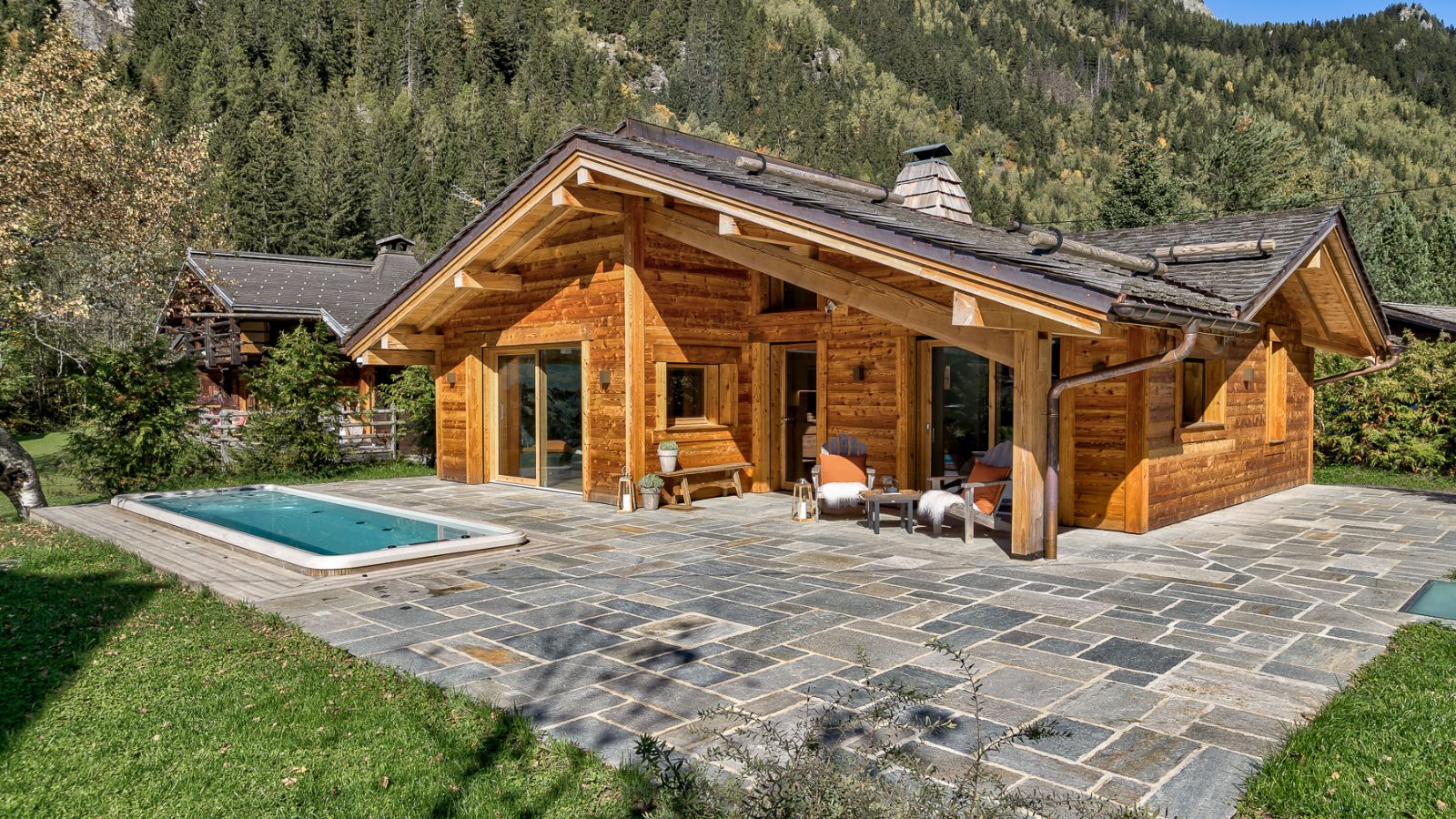 Luxury-Ski-Chalet-Chamonix-Chalet-Picoso-Oxford-Ski-Exterior (3).jpg