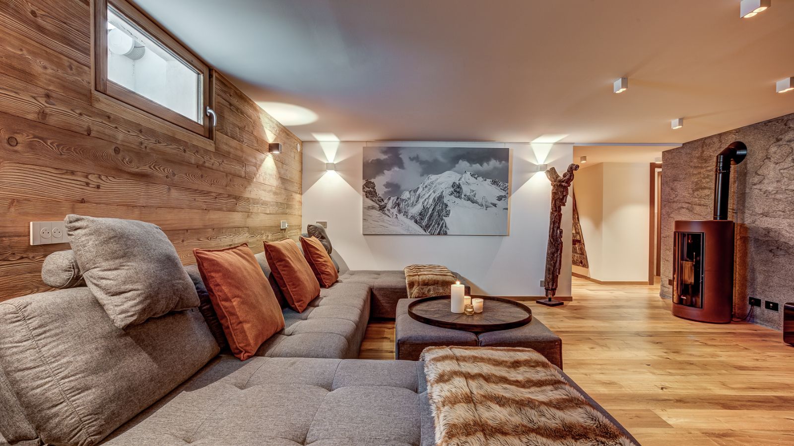 Luxury-Ski-Chalet-Chamonix-Chalet-Picoso-Oxford-Ski-TV-Room.jpg