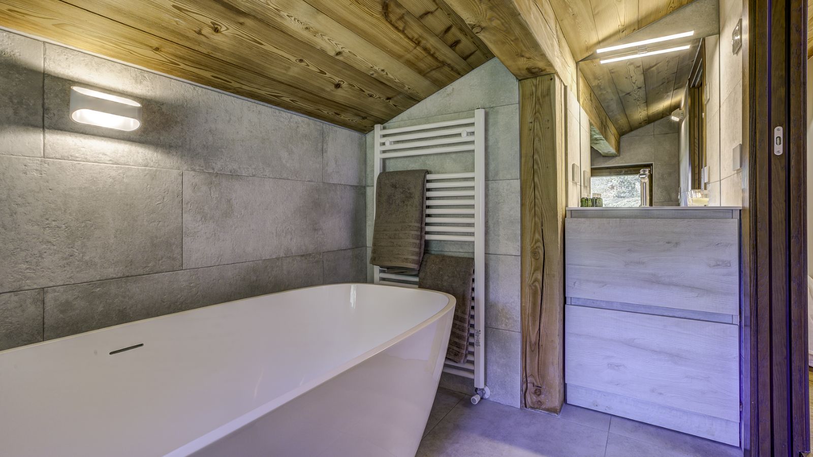 Luxury-Ski-Chalet-Chamonix-Chalet-Picoso-Oxford-Ski-Bathroom.jpg