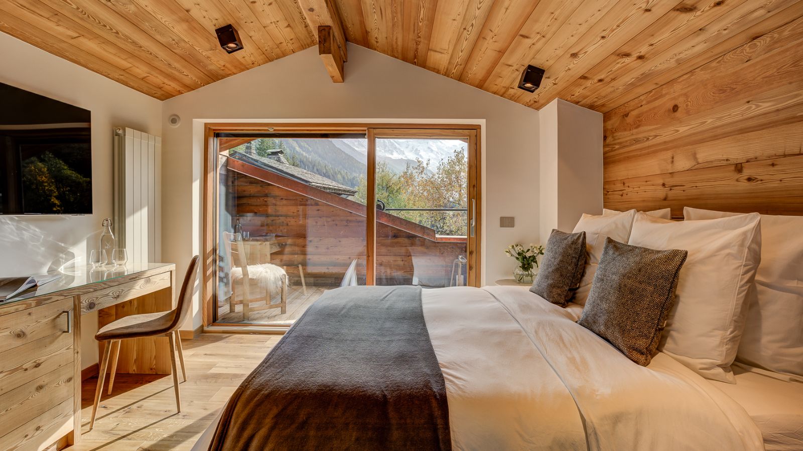 Luxury-Ski-Chalet-Chamonix-Chalet-Picoso-Oxford-Ski-Bedroom (1).jpg