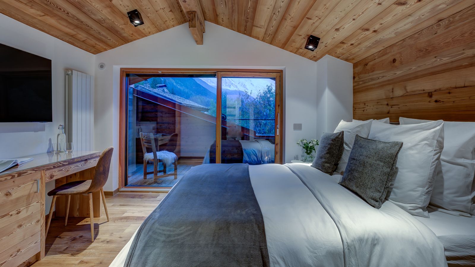 Luxury-Ski-Chalet-Chamonix-Chalet-Picoso-Oxford-Ski-Bedroom (3).jpg