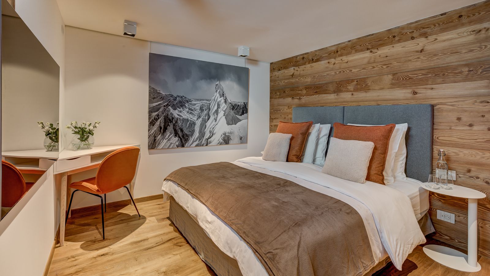 Luxury-Ski-Chalet-Chamonix-Chalet-Picoso-Oxford-Ski-Bedroom (9).jpg