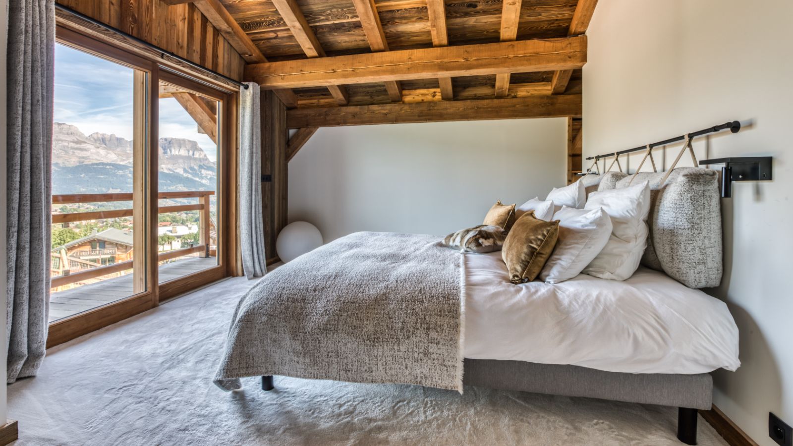 Luxury-Ski-Chalet-Megeve-Chalet-Pure-Oxford-Ski-Bedroom (3).jpg