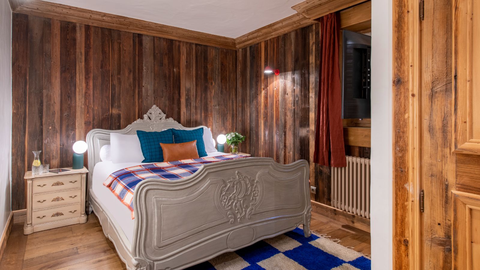 Luxury-Ski-Chalet-Val-d'Isere-Chalet-Yeti-Oxford-Ski-Bedroom (2).jpg