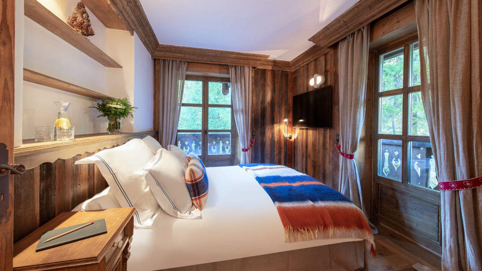 Luxury-Ski-Chalet-Val-d'Isere-Chalet-Yeti-Oxford-Ski-Bedroom (5).jpg