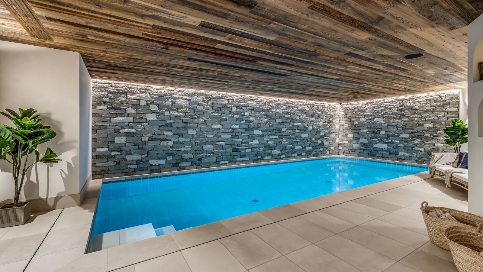 Luxury-Ski-Chalet-Val-d'Isere-Chalet-Blackcomb-Oxford-Ski-Pool.jpg