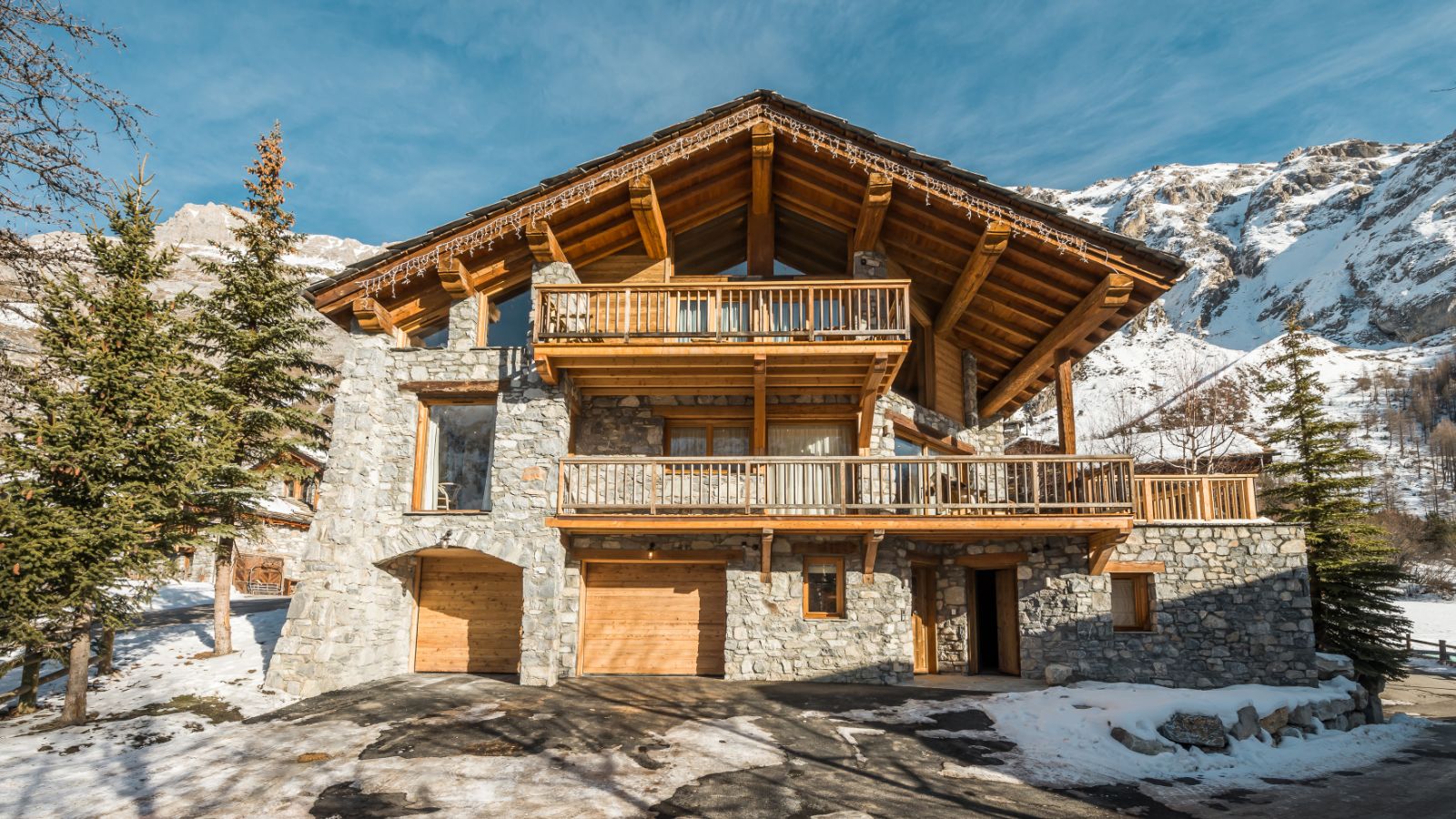 Luxury-Ski-Chalet-Val-d'Isere-Chalet-Blackcomb-Oxford-Ski-Bedroom (3).jpg