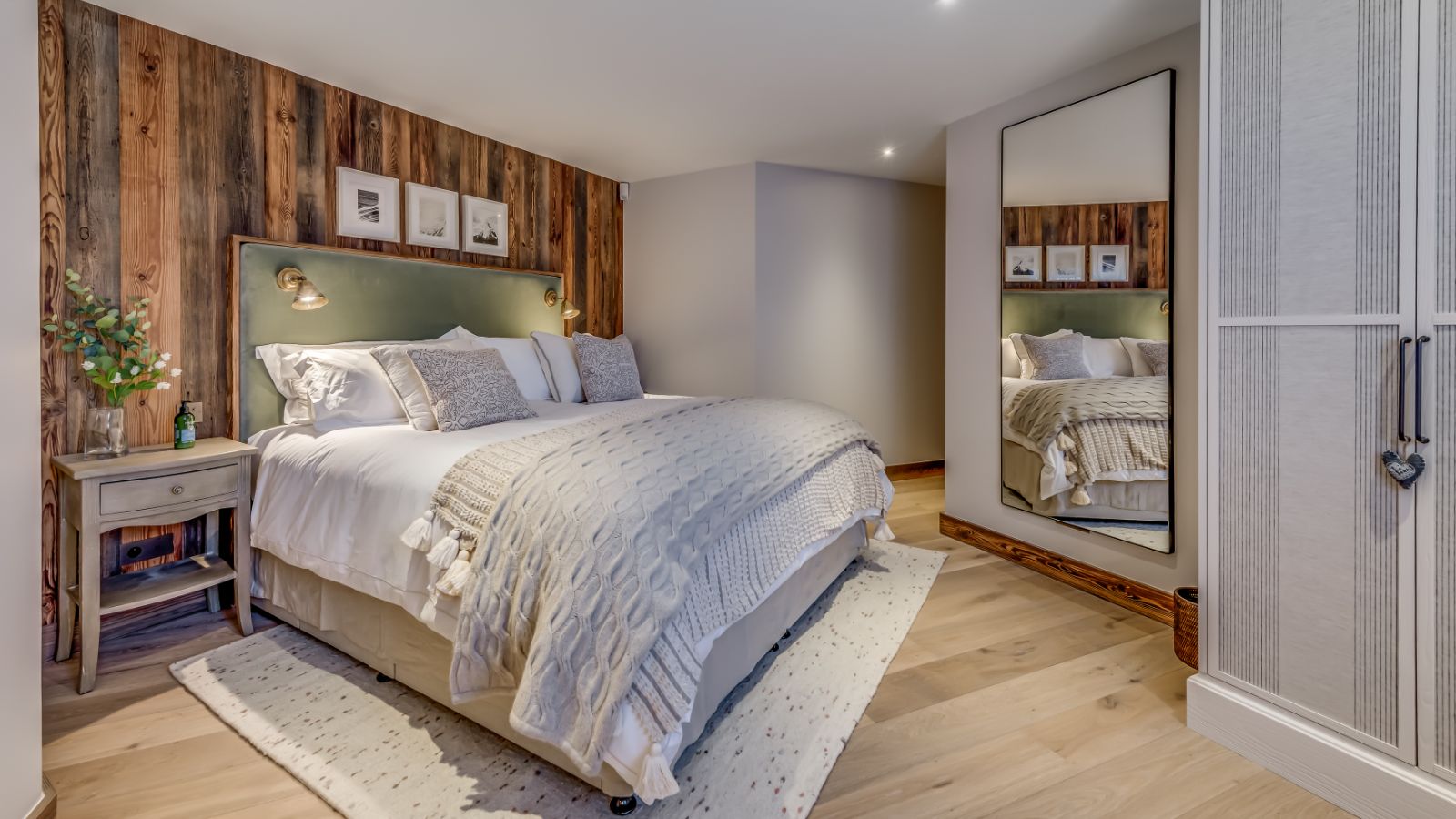 Luxury-Ski-Chalet-Val-d'Isere-Chalet-Blackcomb-Oxford-Ski-Bedroom (4).jpg