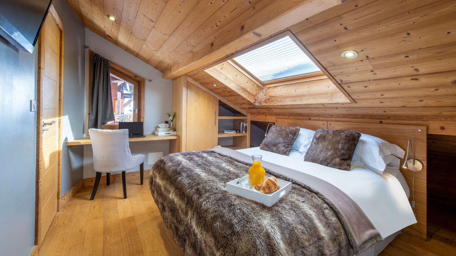 Luxury-Ski-Chalet-Morzine-Twenty-26-Oxford-Ski-Bedroom (9).jpg