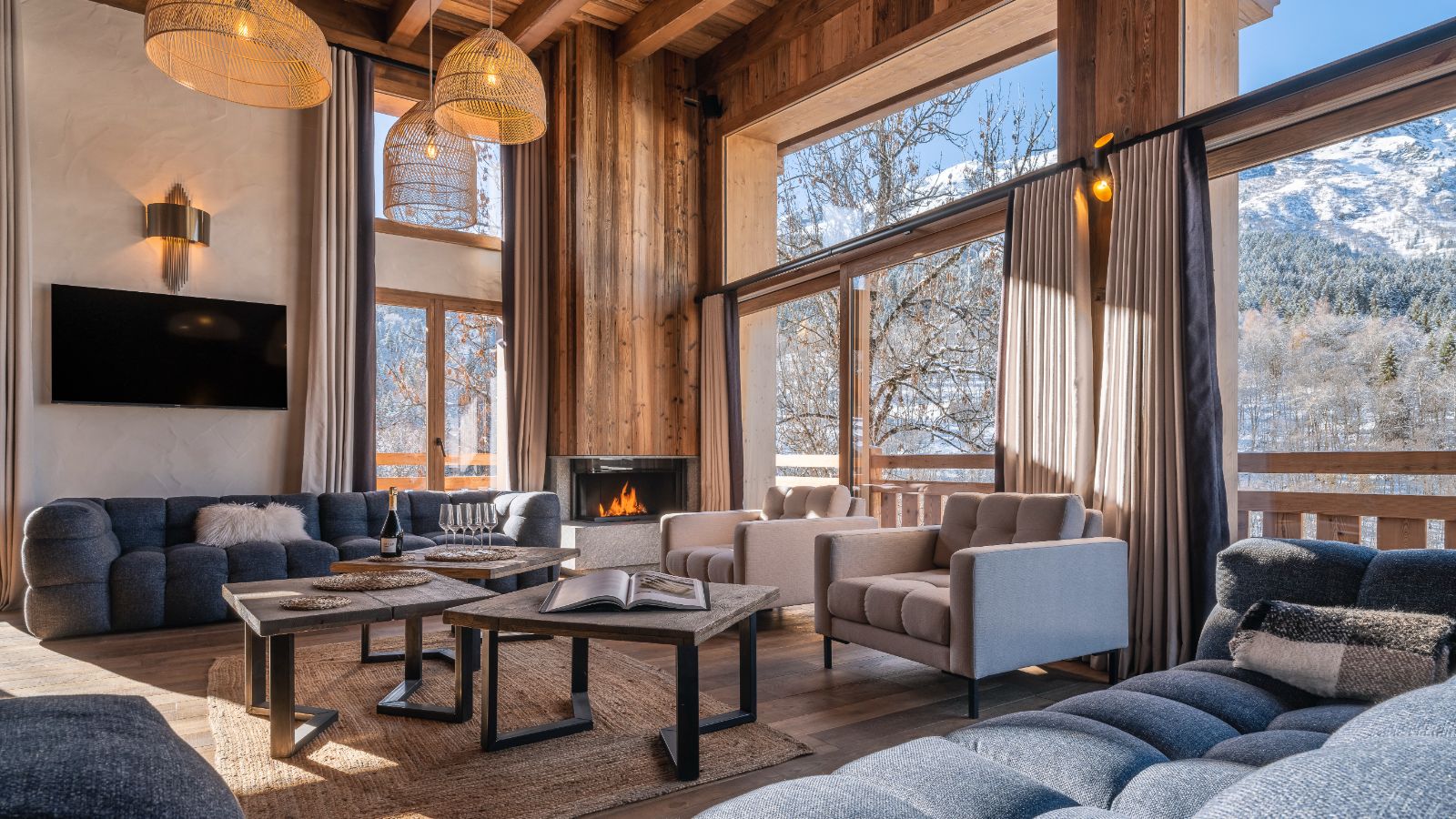 Luxury-Ski-Chalet-Meribel-La-Chalet-Des-Amis-Oxford-Ski-Lounge (3).jpg