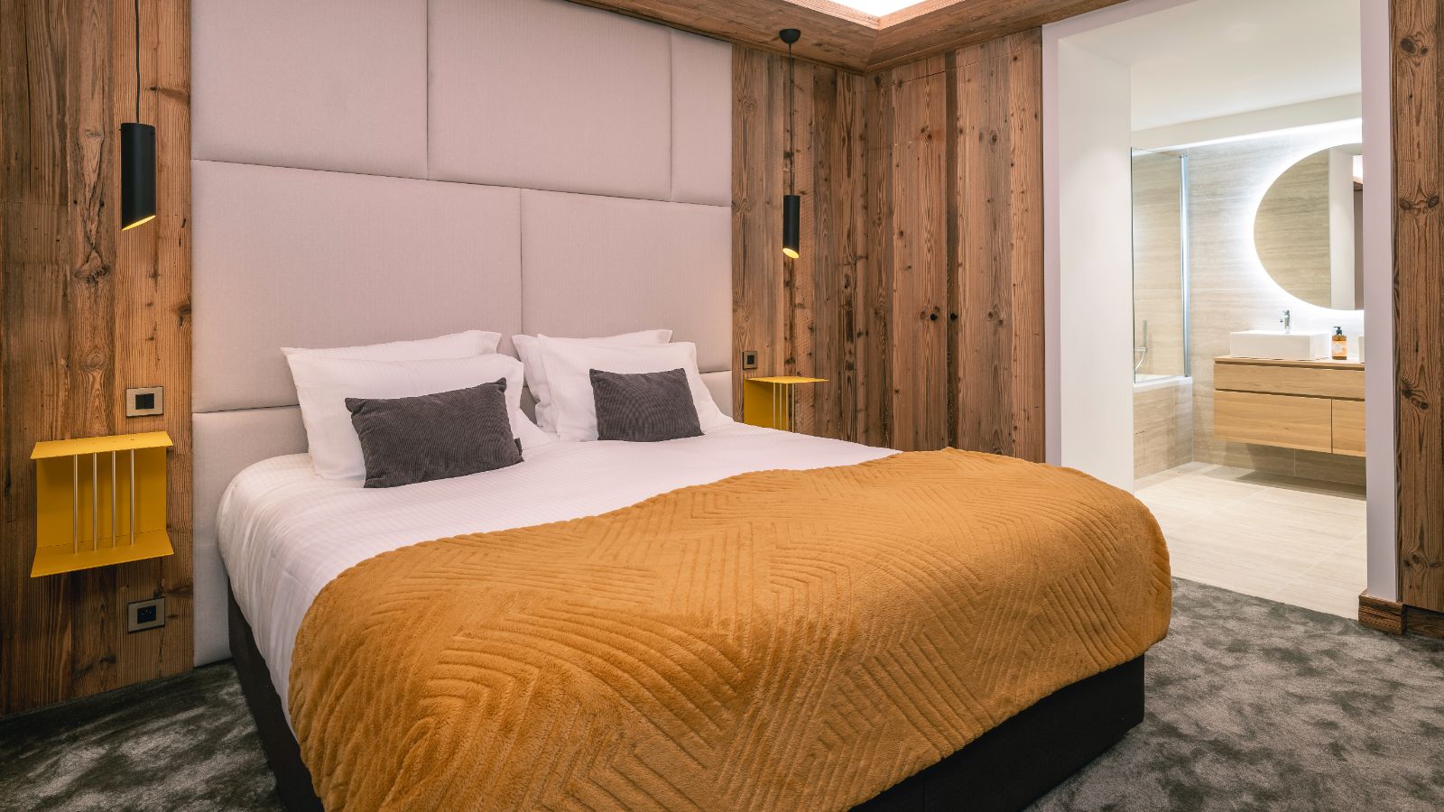 Luxury-Ski-Chalet-Meribel-La-Chalet-Des-Amis-Oxford-Ski-Bedroom (2).jpg