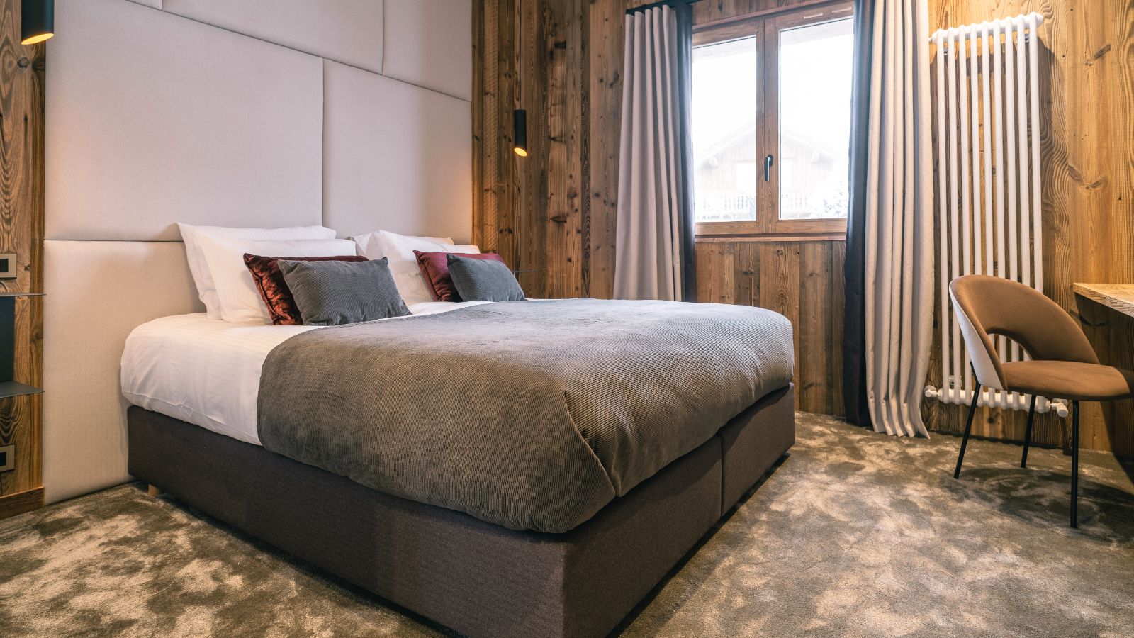 Luxury-Ski-Chalet-Meribel-La-Chalet-Des-Amis-Oxford-Ski-Bedroom (3).jpg