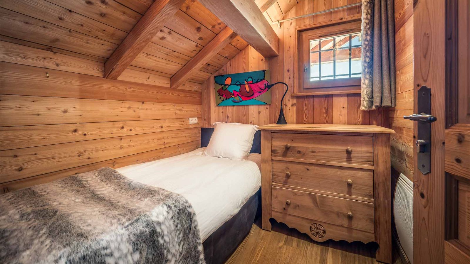 Luxury-Ski-Chalet-Alpe-d-Huez-Chalet-Le-Chateau-Oxford-Ski-Bedroom (10).jpg