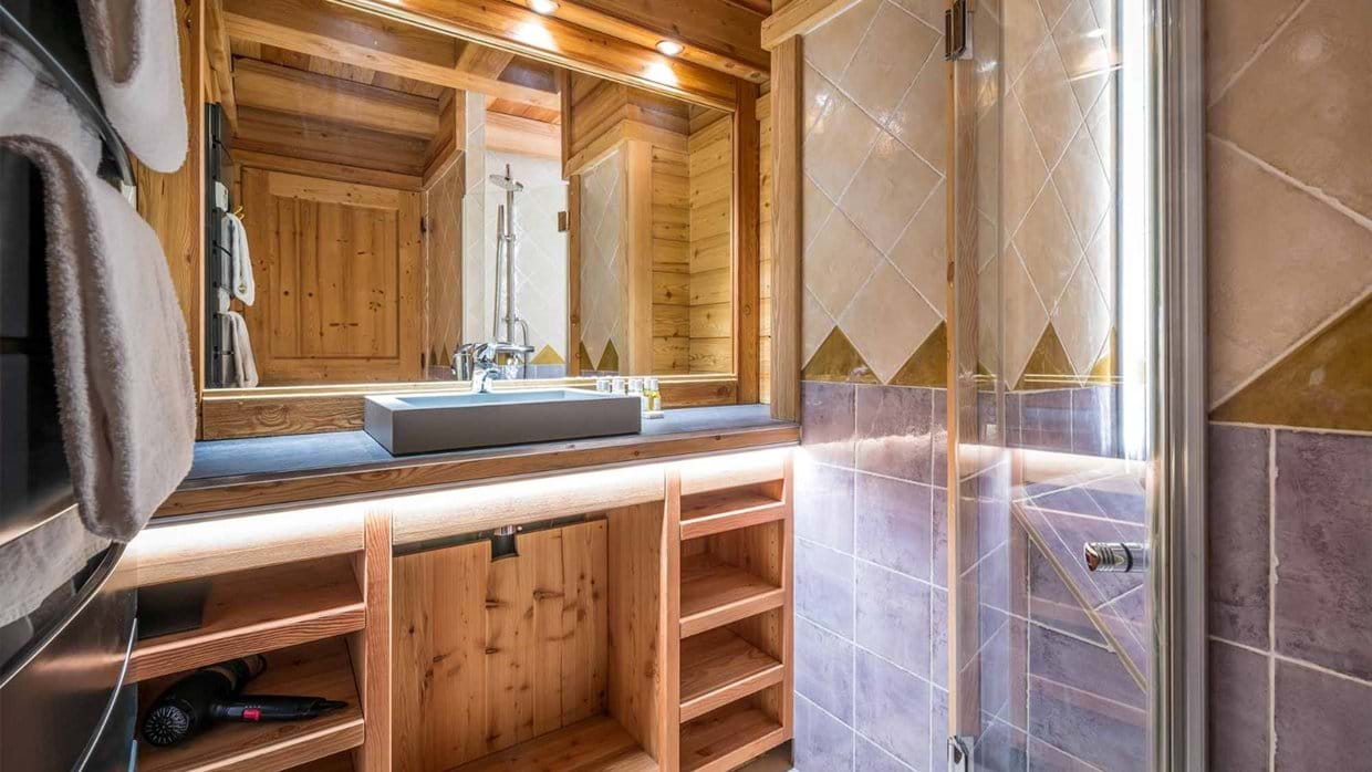 Luxury-Ski-Chalet-Alpe-d-Huez-Chalet-Le-Chateau-Oxford-Ski-Bathroom.jpg