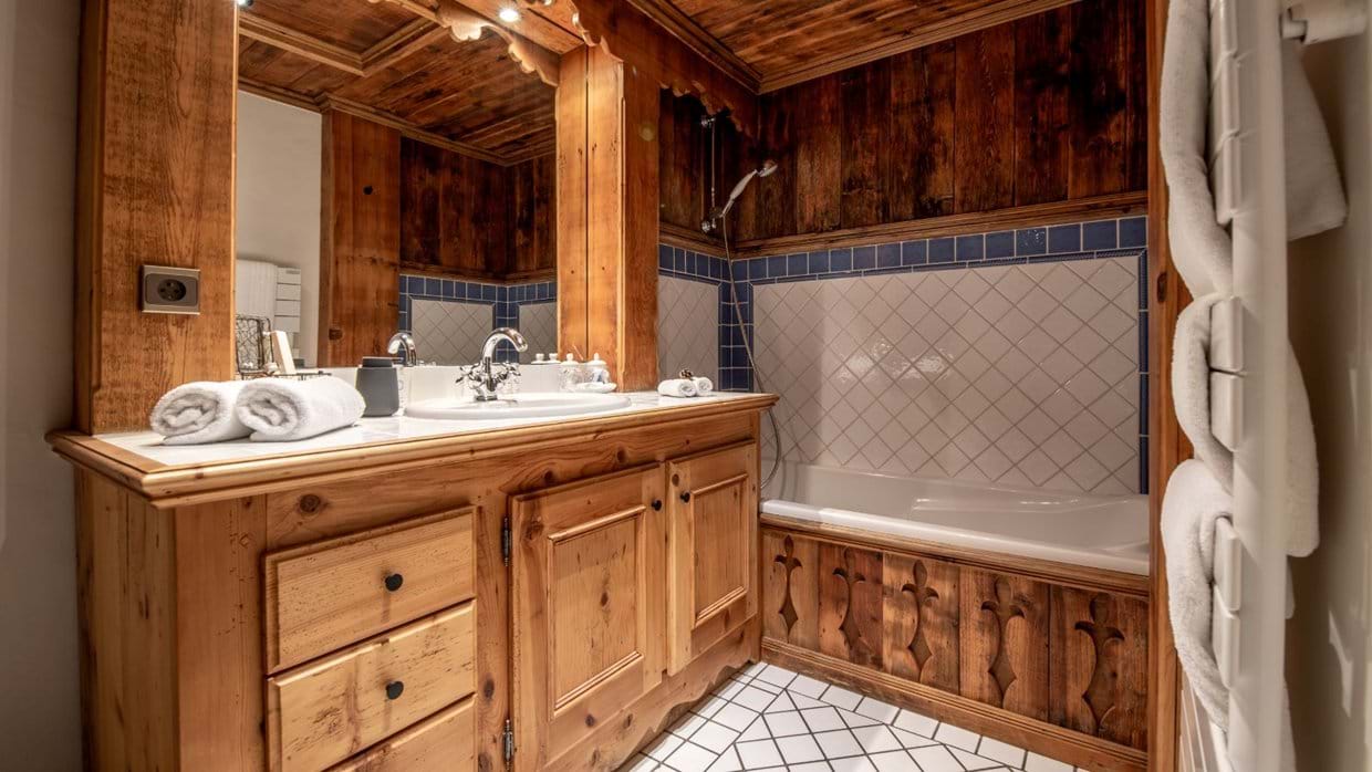 Luxury-Ski-Chalet-Courchevel-Chalet-Alaska-Oxford-Ski-Bathroom (2).jpg