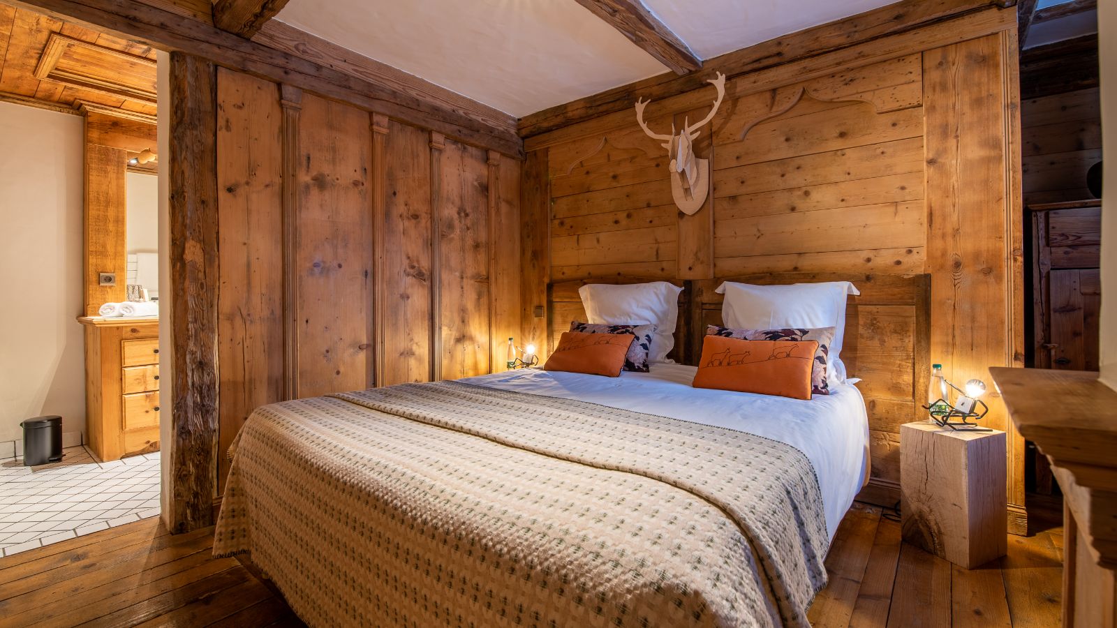Luxury-Ski-Chalet-Courchevel-Chalet-Alaska-Oxford-Ski-Bedroom (1).jpg