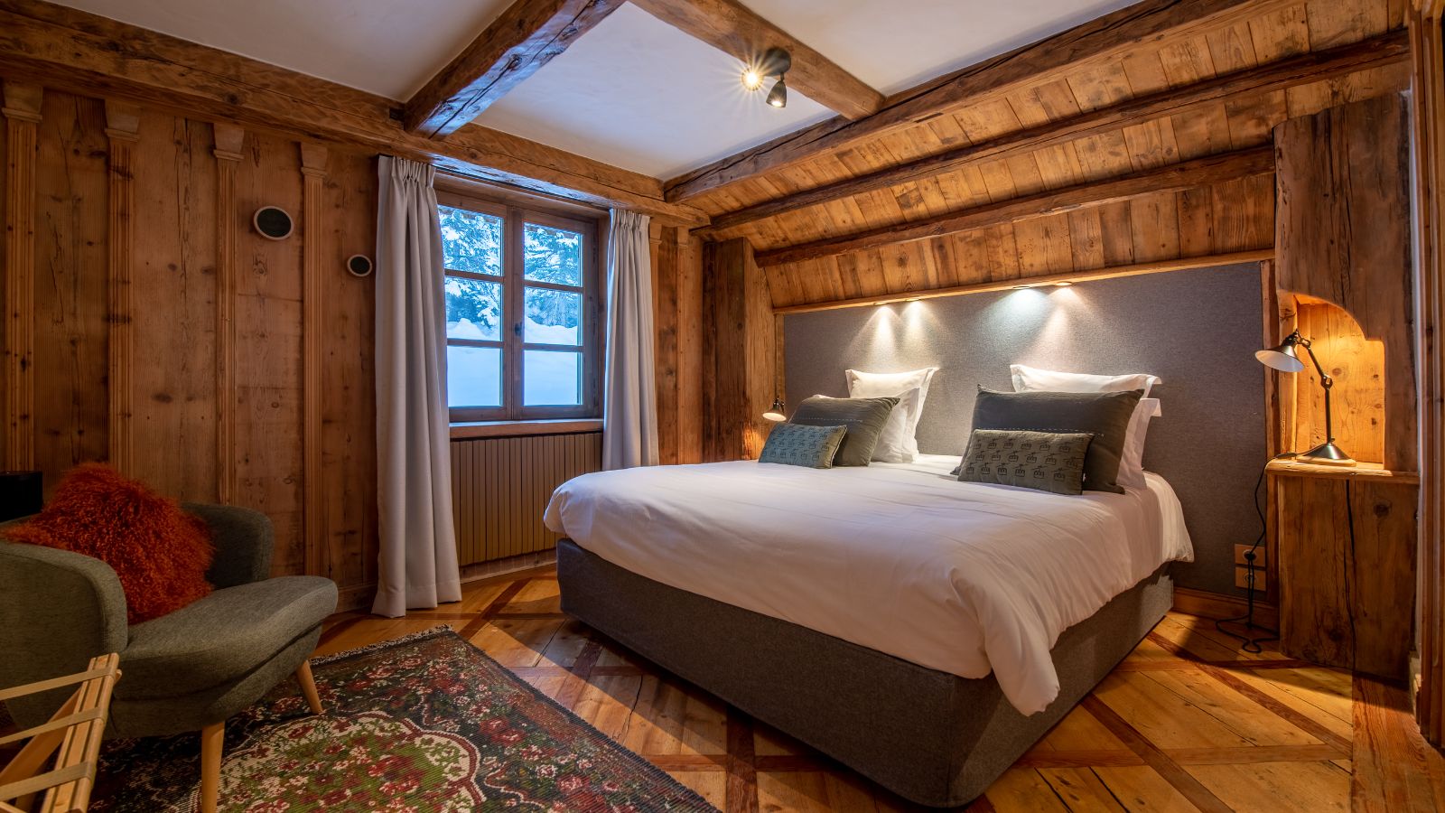 Luxury-Ski-Chalet-Courchevel-Chalet-Alaska-Oxford-Ski-Bedroom (2).jpg