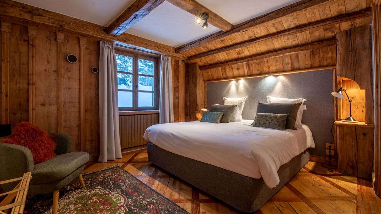 Luxury-Ski-Chalet-Courchevel-Chalet-Alaska-Oxford-Ski-Bedroom (2).jpg