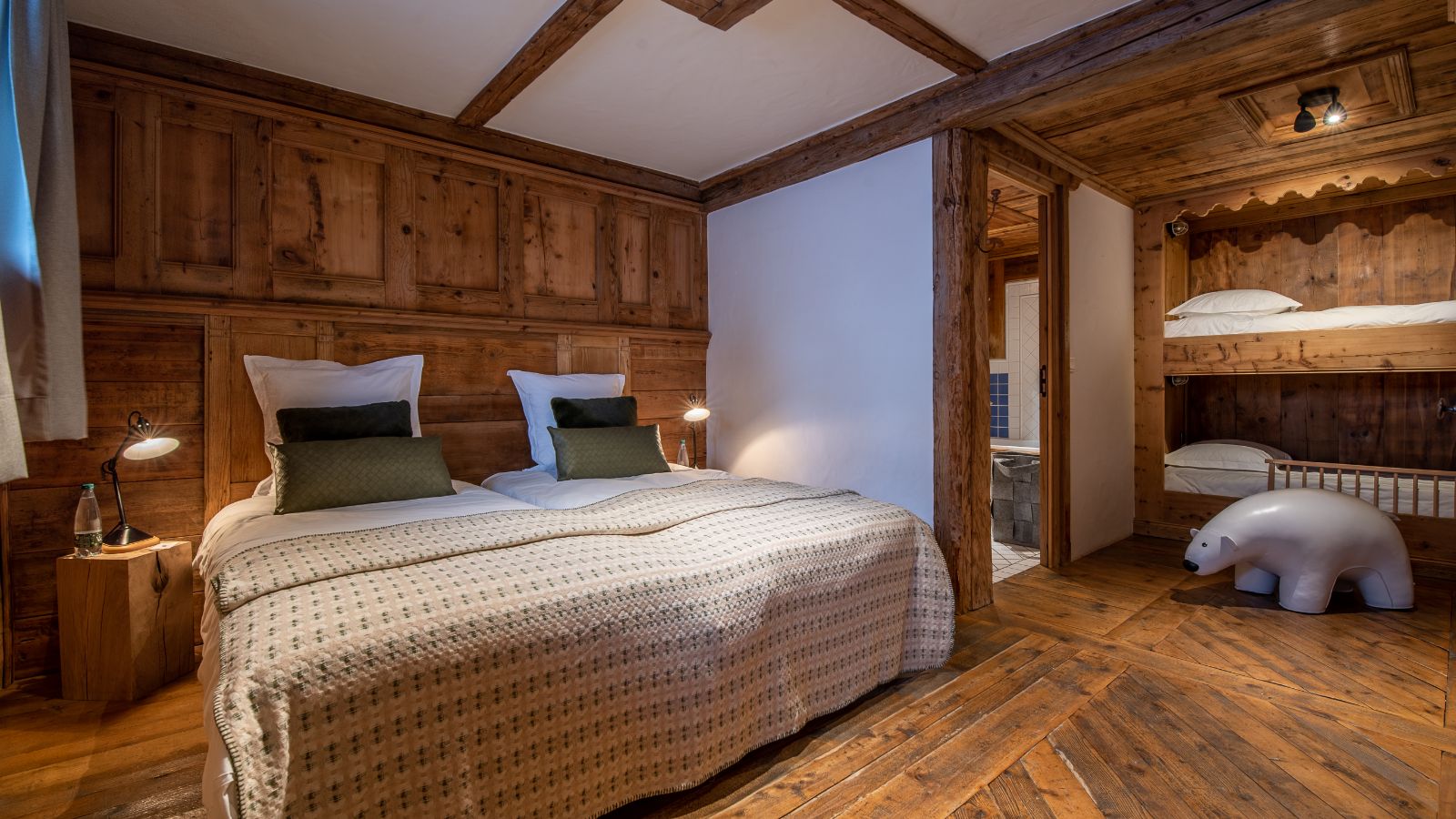 Luxury-Ski-Chalet-Courchevel-Chalet-Alaska-Oxford-Ski-Bedroom (4).jpg