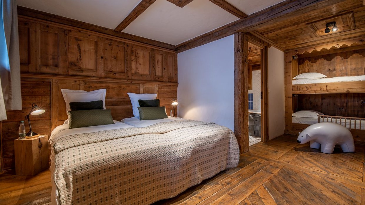 Luxury-Ski-Chalet-Courchevel-Chalet-Alaska-Oxford-Ski-Bedroom (4).jpg