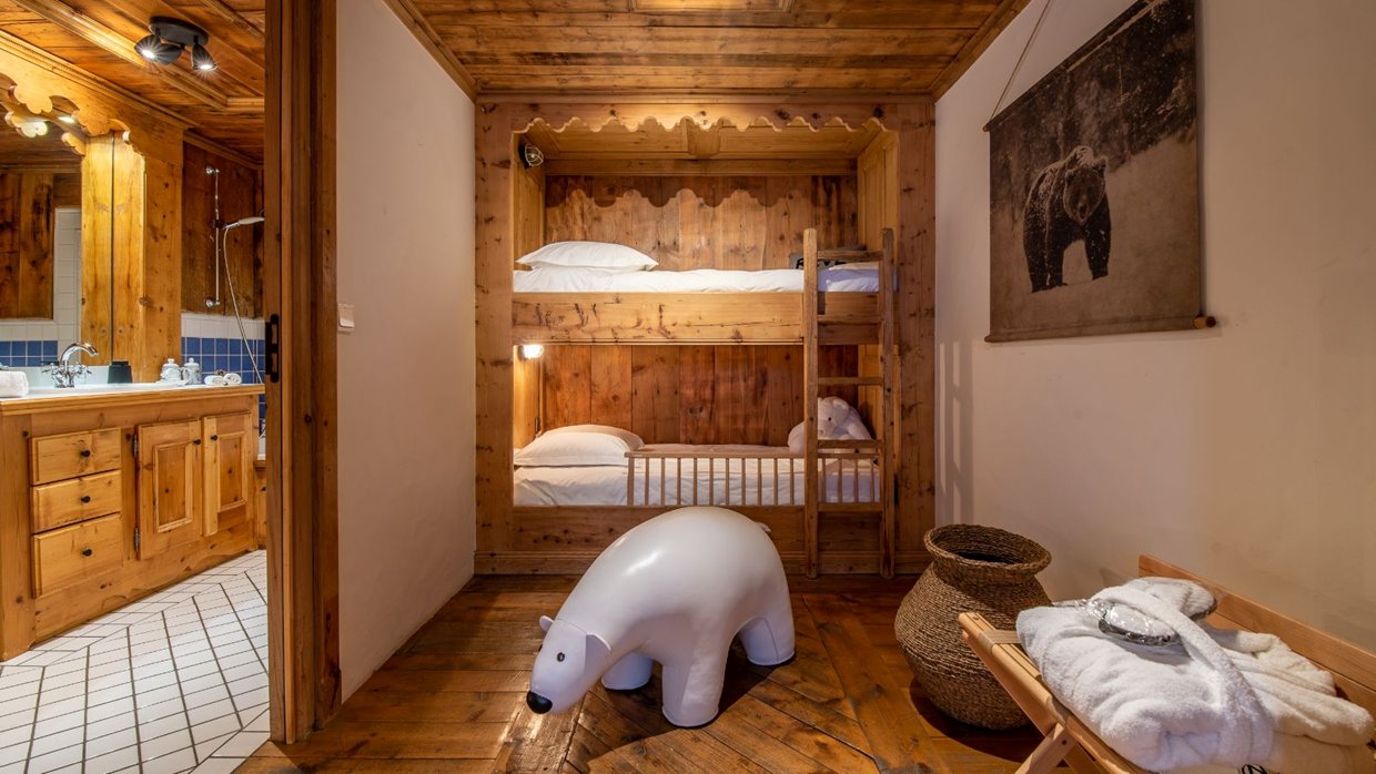 Luxury-Ski-Chalet-Courchevel-Chalet-Alaska-Oxford-Ski-Bunkroom.jpg