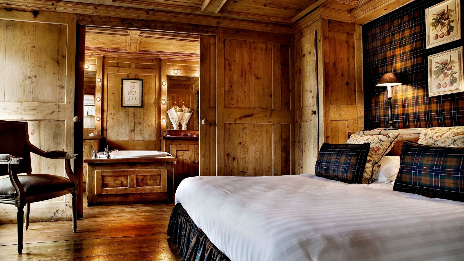 Luxury-Ski-Hotel-Megeve-Hotel-Mont-Blanc-Bedroom2.jpg