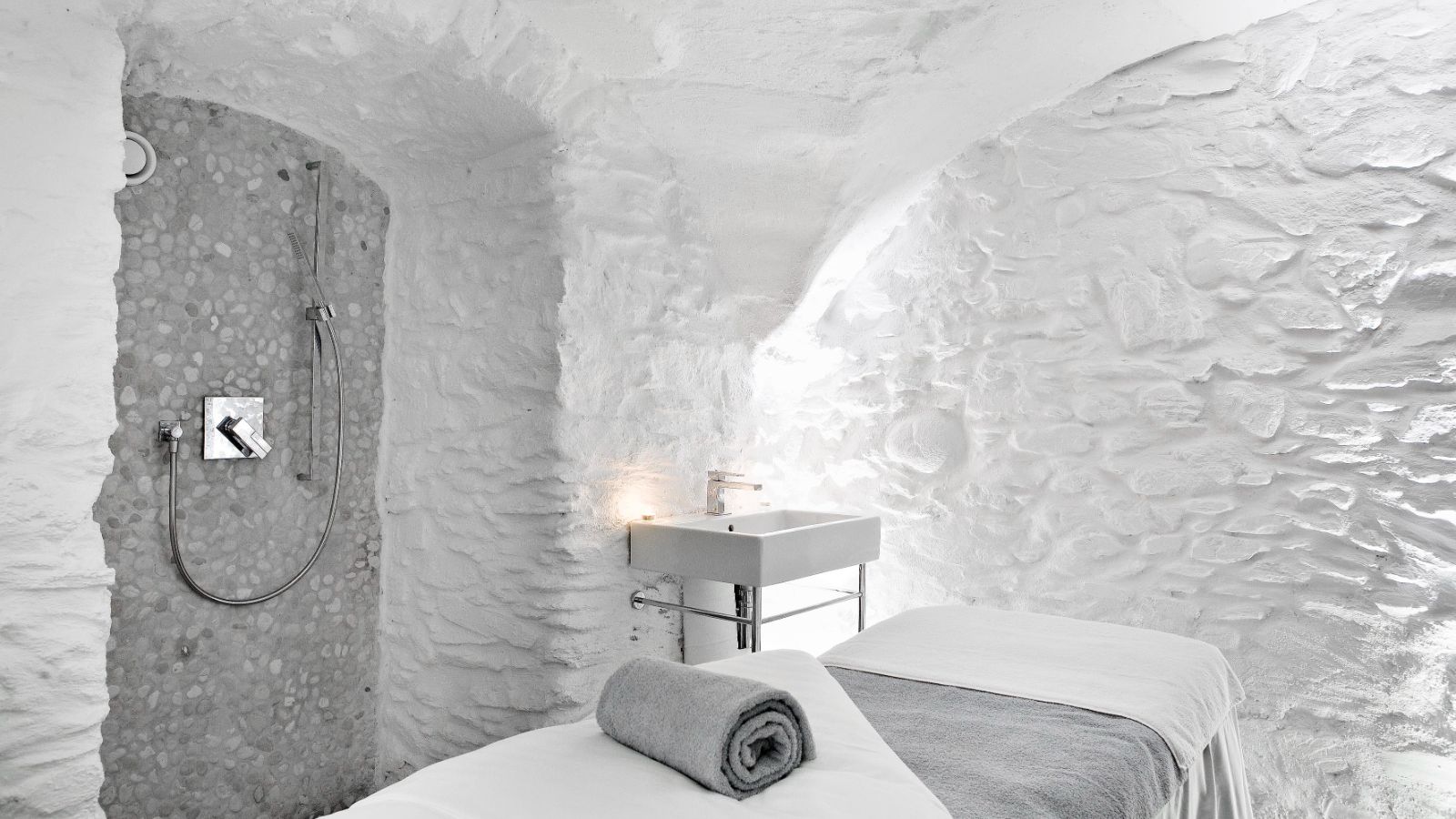 Luxury-Ski-Hotel-Megeve-Hotel-Mont-Blanc-Spa (7).jpg