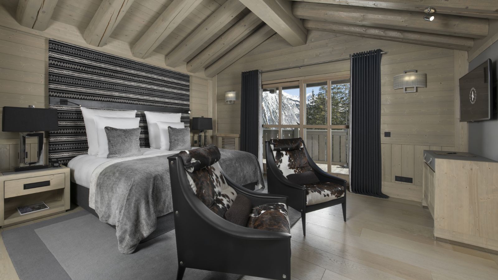 luxury_ski_chalet_hidden_peak_courchevel_1850_oxford_ski_bedroom4.jpg
