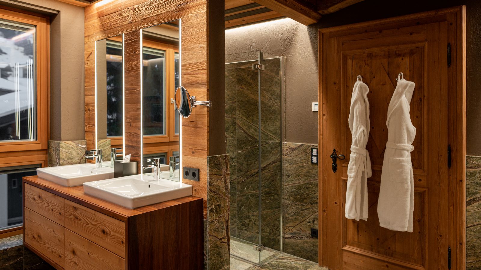 Luxury-Ski-Chalet-Lech-The-Falcon-Oxford-Ski-Bathroom.jpg