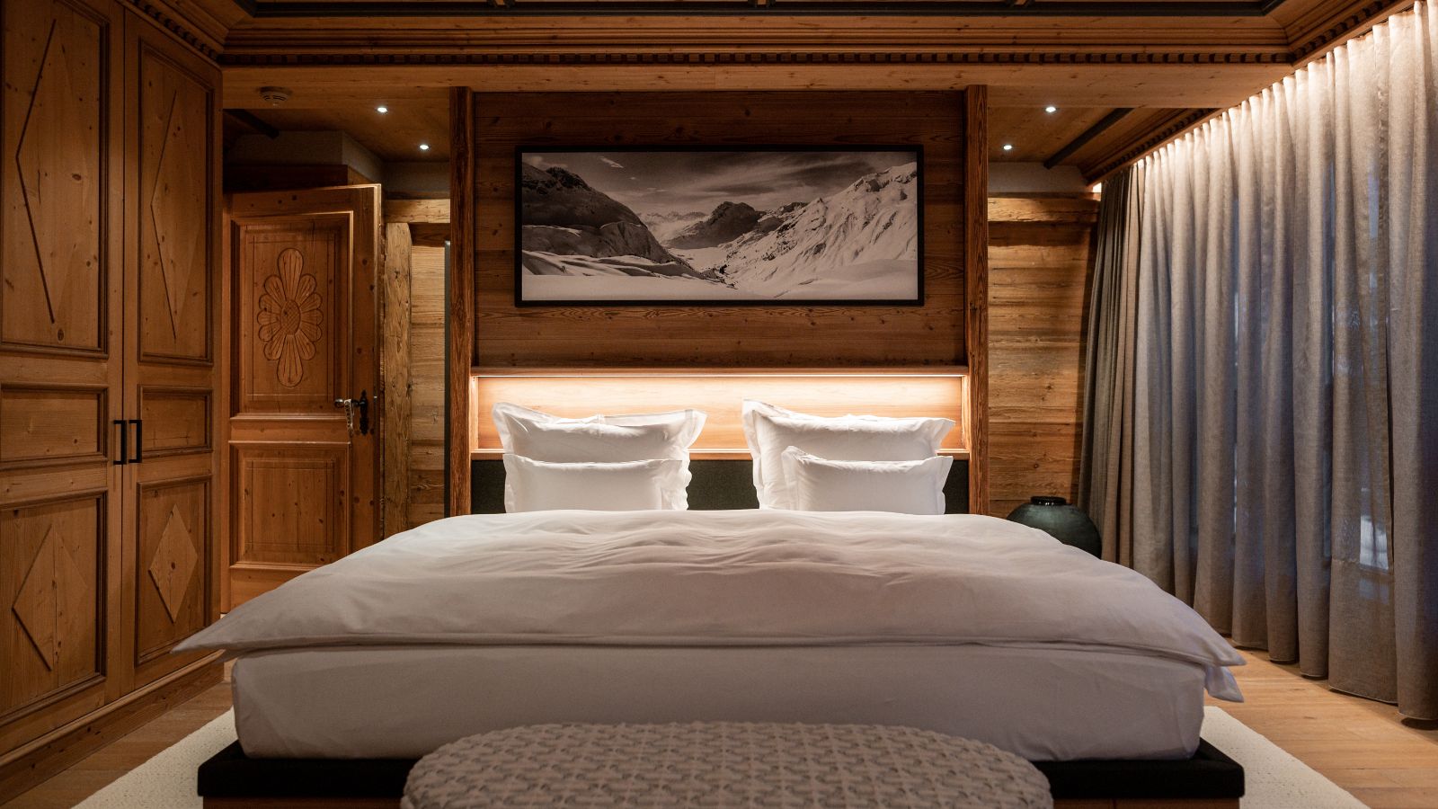 Luxury-Ski-Chalet-Lech-The-Falcon-Oxford-Ski-Bedroom (9).jpg
