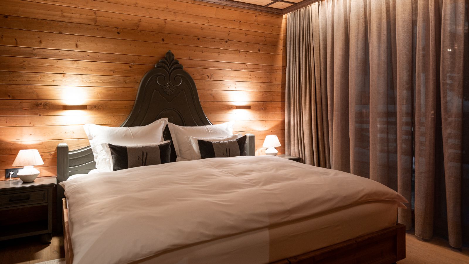 Luxury-Ski-Chalet-Lech-The-Falcon-Oxford-Ski-Bedroom (13).jpg