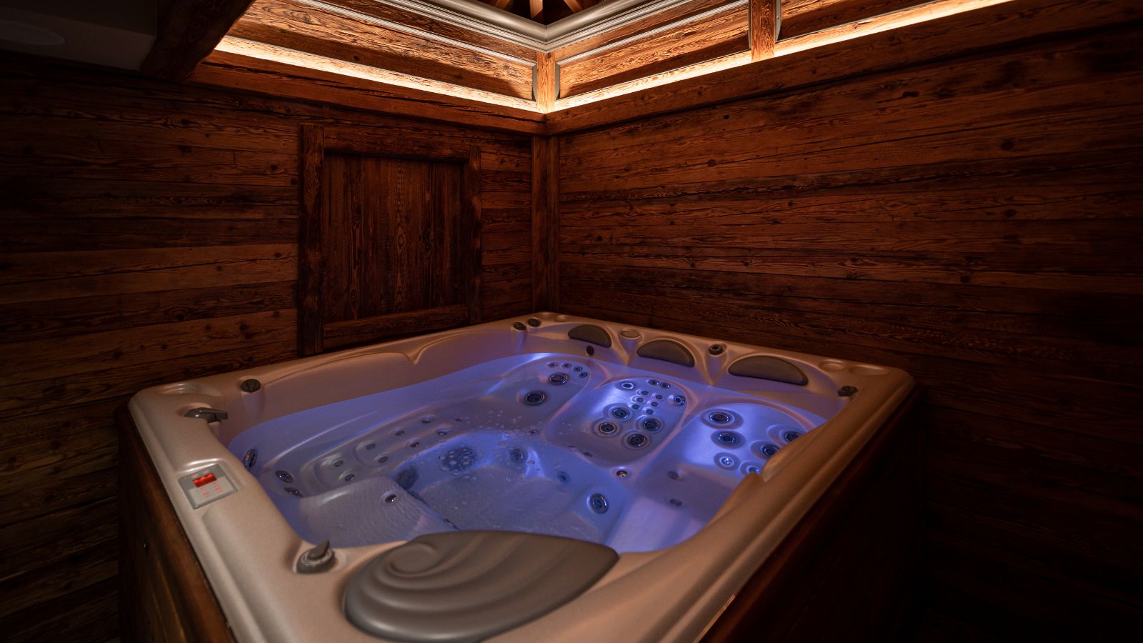 Luxury-Ski-Chalet-Lech-The-Falcon-Oxford-Ski-Jacuzzi.jpg