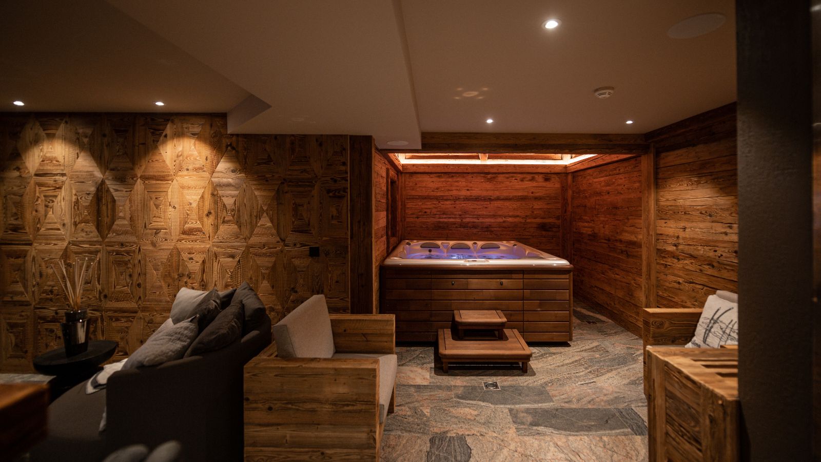 Luxury-Ski-Chalet-Lech-The-Falcon-Oxford-Ski-Spa2.jpg