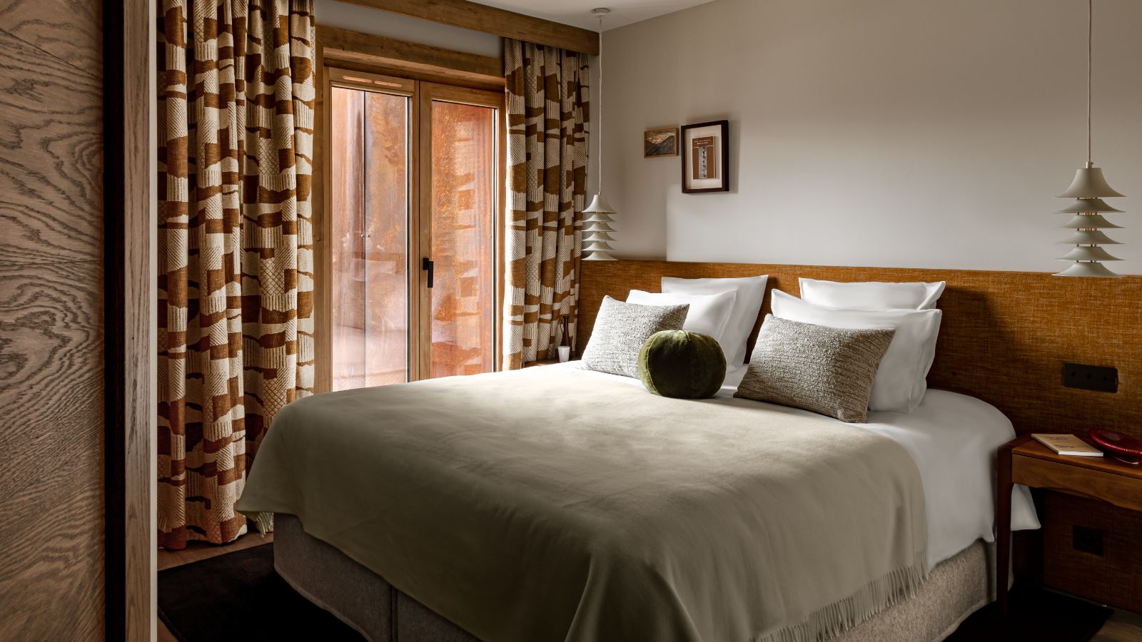 Luxury-Ski-Chalet-Courchevel-1550-Chalet-Le-1550-Oxford-Ski-Bedroom (4).jpg