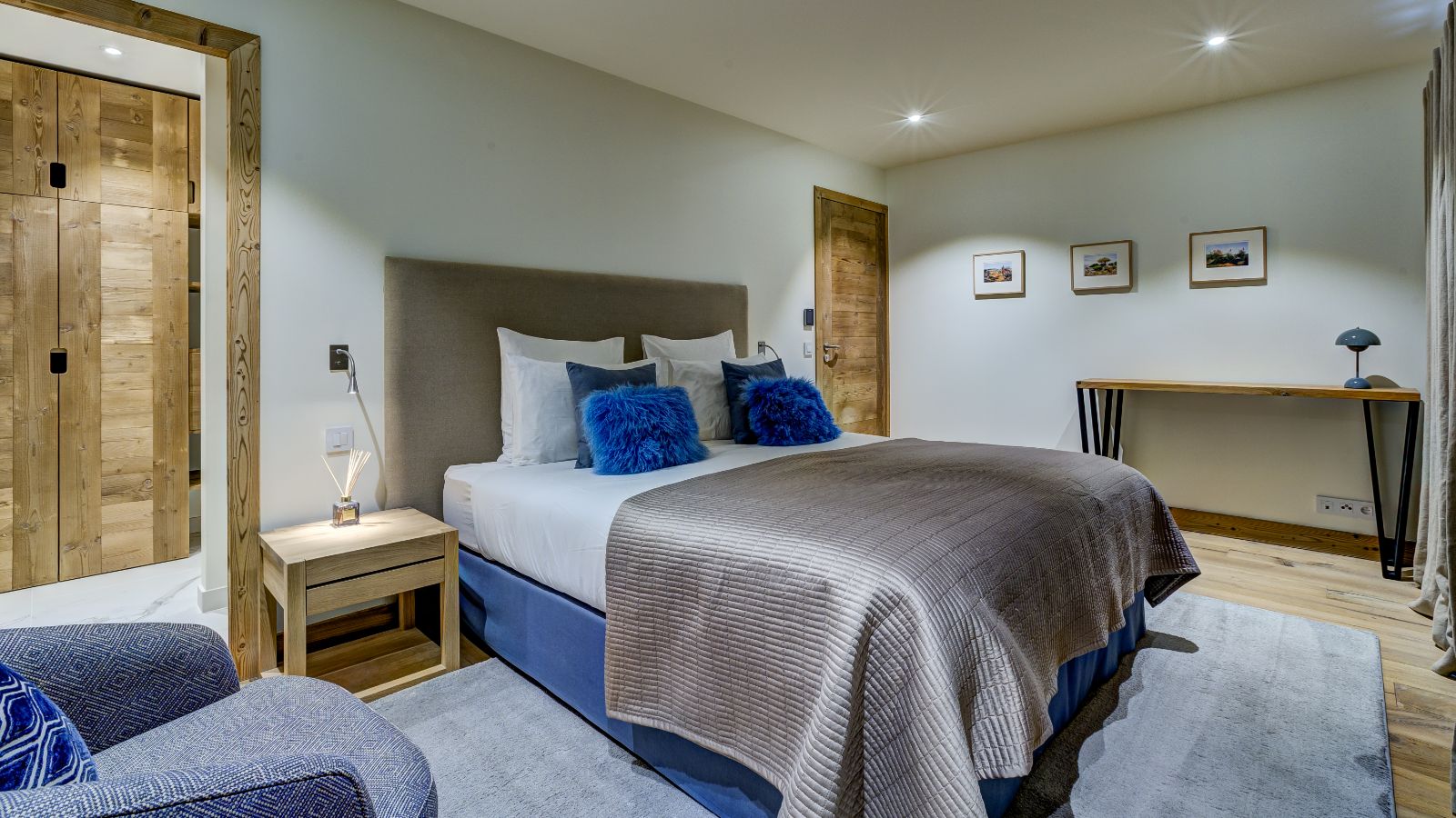 Luxury-Ski-Chalet-St-Martin-de-Belleville-Chalet-Constantia-Oxford-Ski-Bedroom (5).jpg