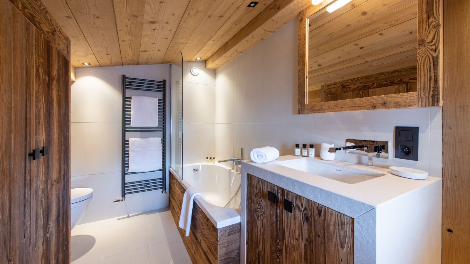 Luxury-Ski-Chalet-Megeve-Chalet-Petite-Ourse-Oxford-Ski-Bathroom2.jpg