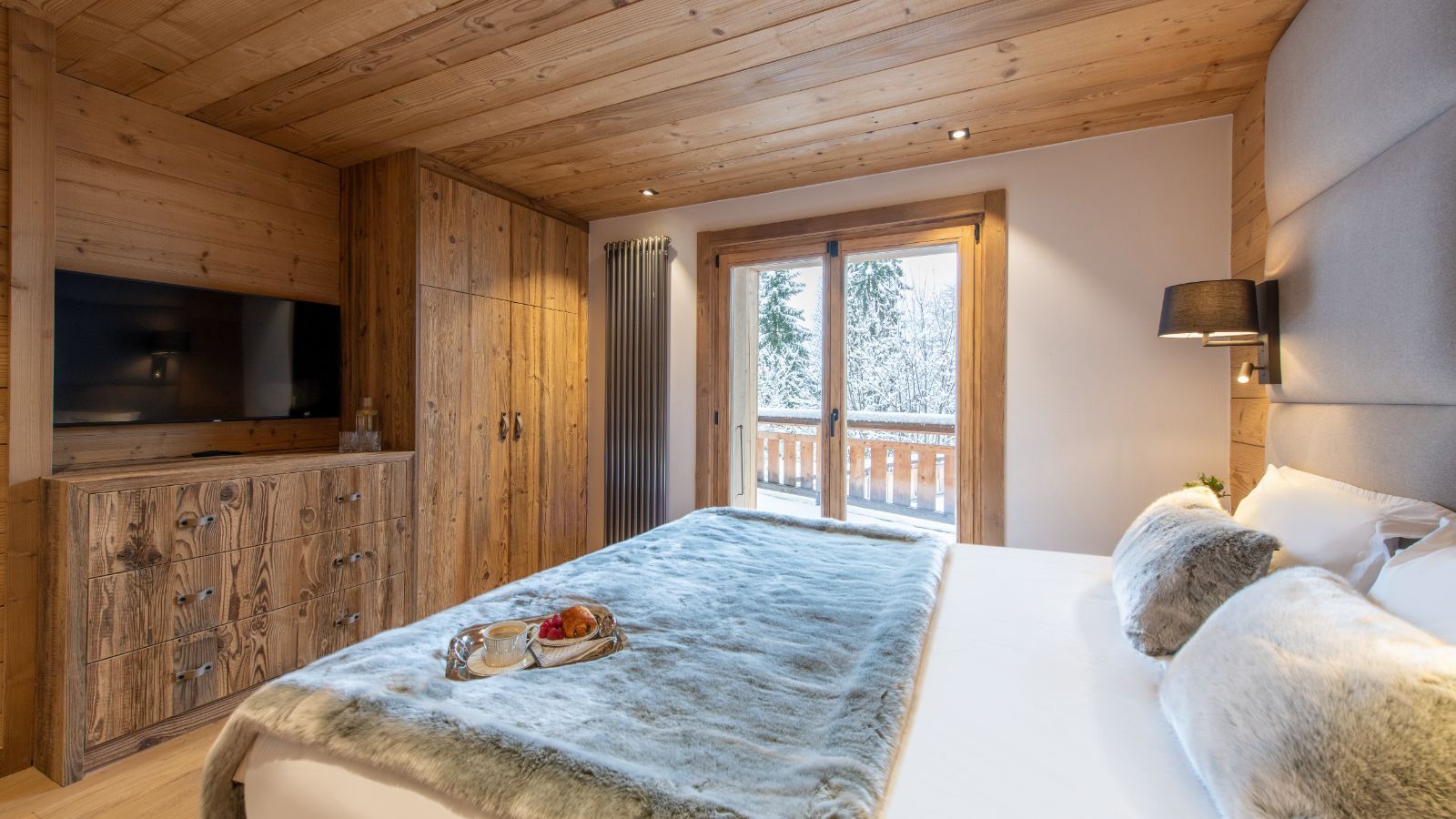 Luxury-Ski-Chalet-Megeve-Chalet-Petite-Ourse-Oxford-Ski-Bedroom (4).jpg