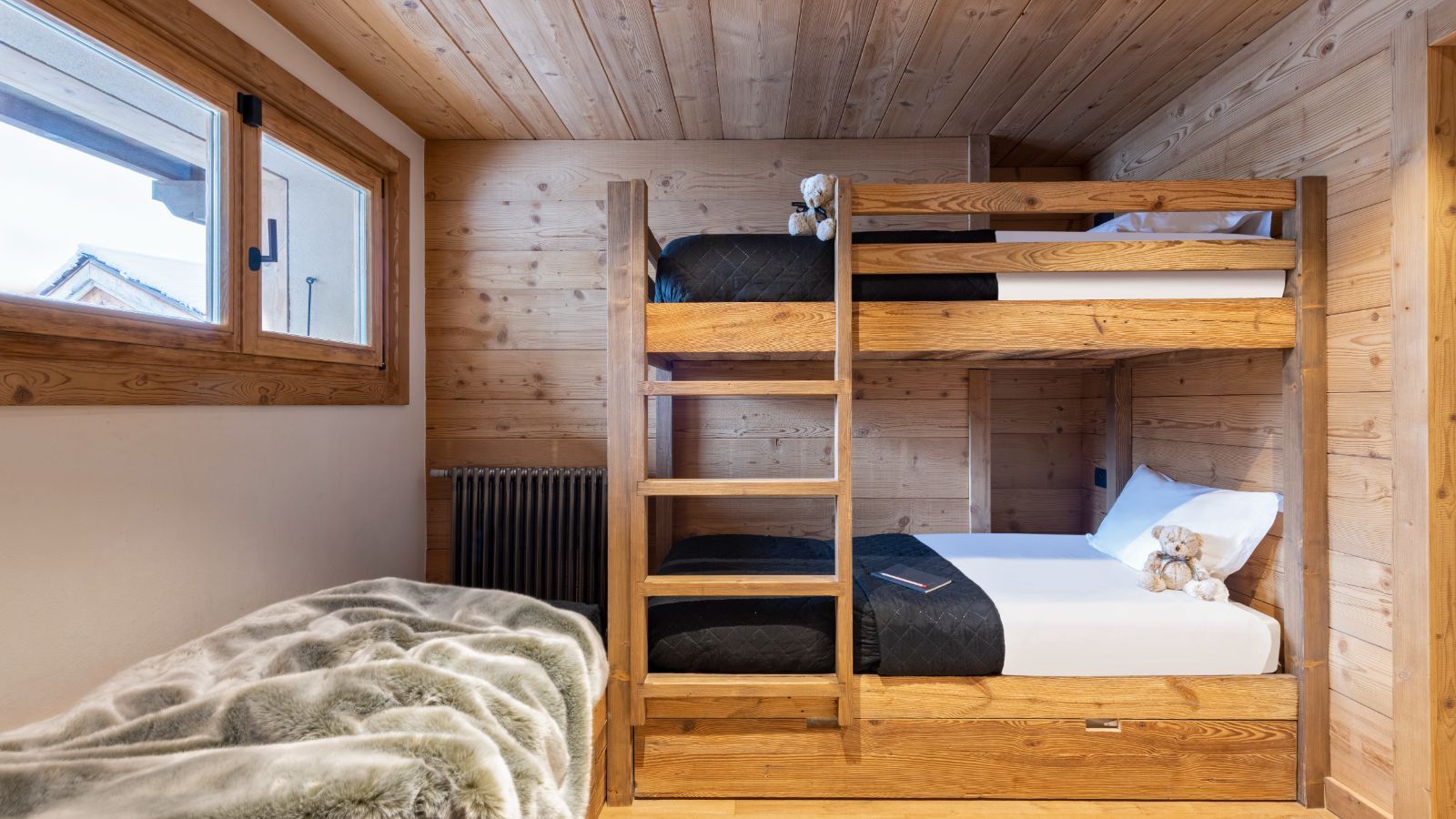Luxury-Ski-Chalet-Megeve-Chalet-Petite-Ourse-Oxford-Ski-Bunkroom.jpg