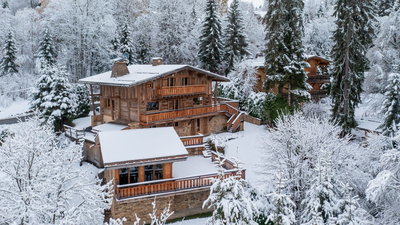 Luxury-Ski-Chalet-Megeve-Chalet-Petite-Ourse-Oxford-Ski-Exterior.jpg