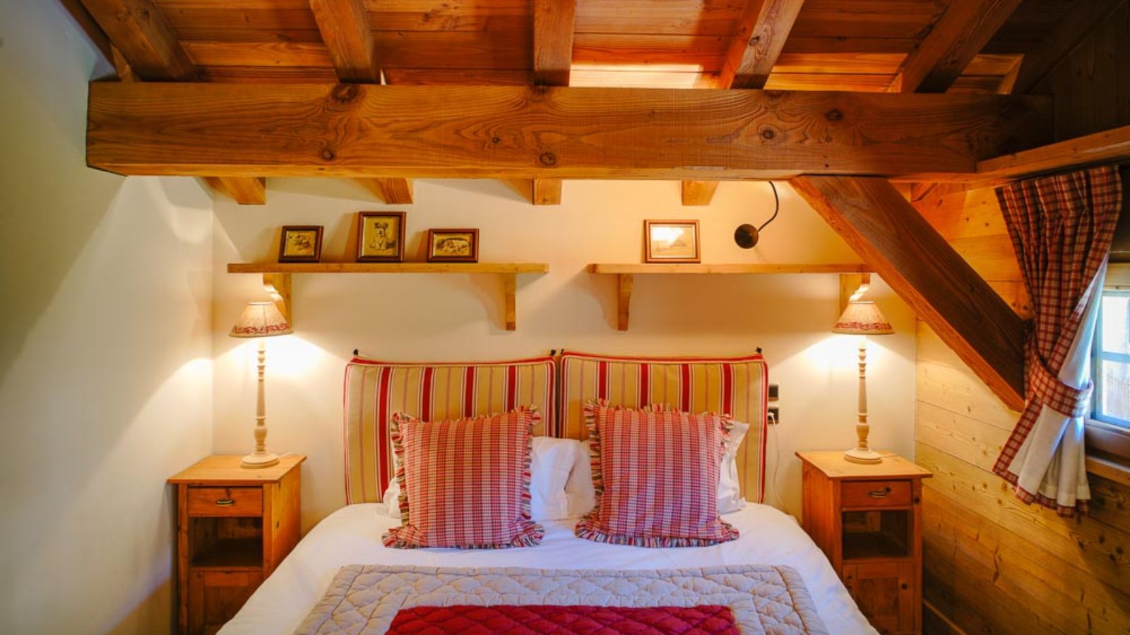 Luxury-Ski-Chalet-Megeve-Chalet-Ambroise-Oxford-Ski-Bedroom (7).jpg
