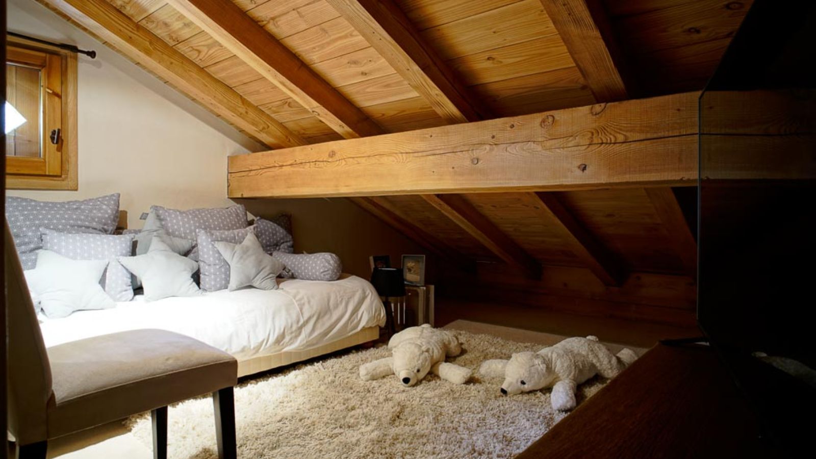Luxury-Ski-Chalet-Megeve-Chalet-Baltus-Oxford-Ski-Kids-Bedroom.jpg