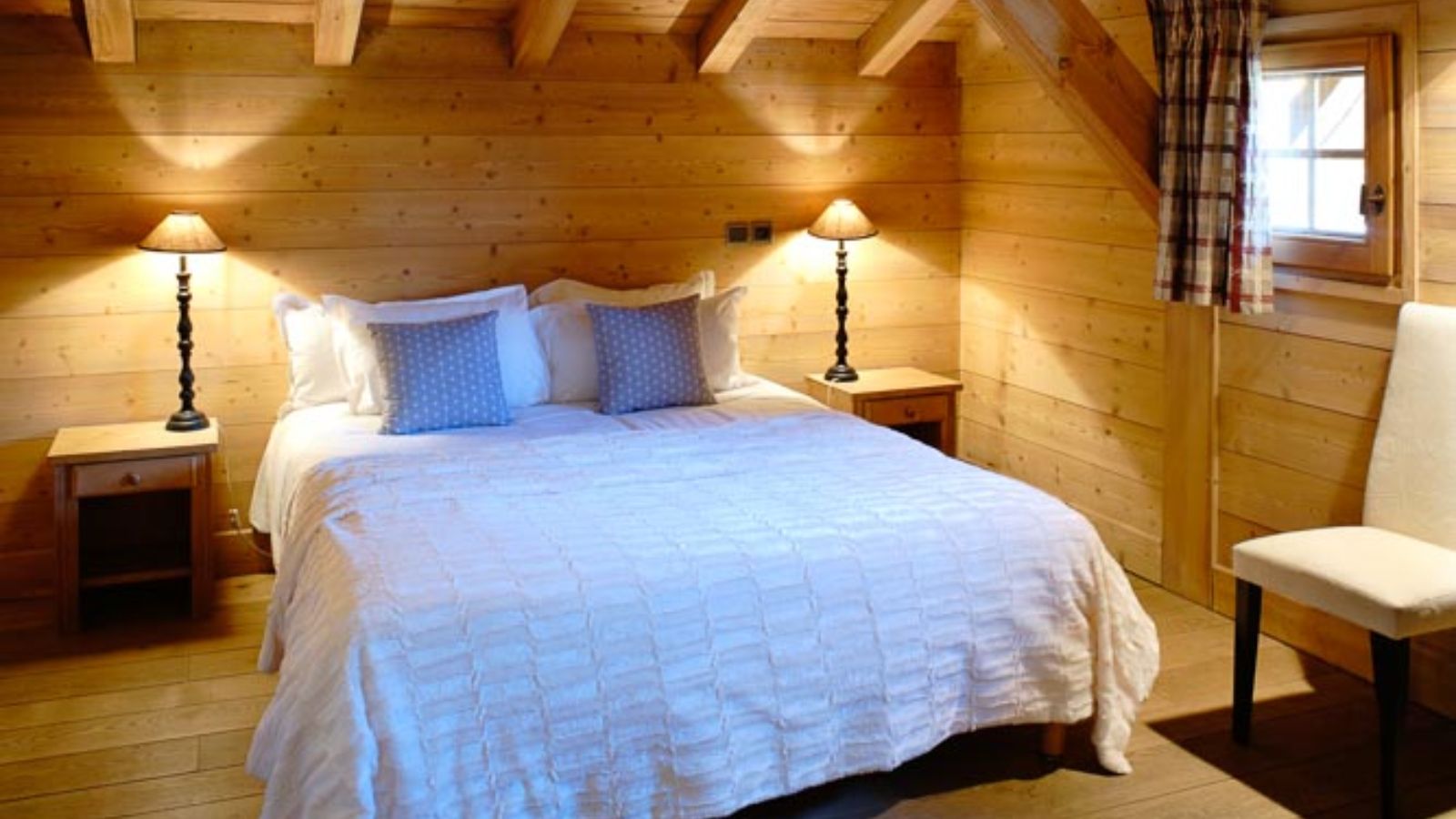 Luxury-Ski-Chalet-Megeve-Chalet-Baltus-Oxford-Ski-Bedroom (12).jpg