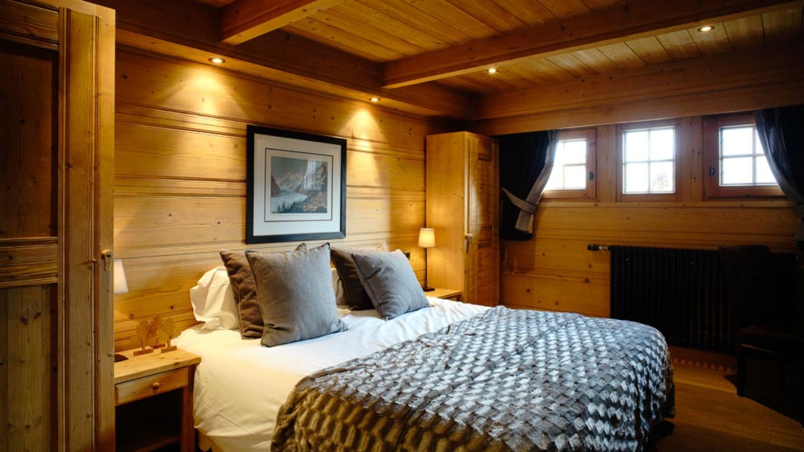 Luxury-Ski-Chalet-Megeve-Chalet-Baltus-Oxford-Ski-Bedroom (13).jpg