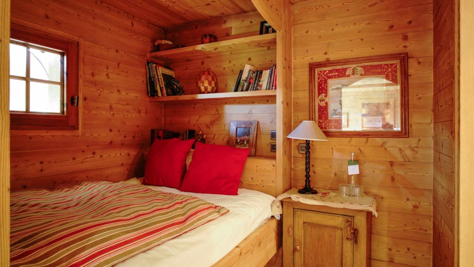 Luxury-Ski-chalet-Megeve-Chalet-Donatien-Oxford-Ski-Alcove-Bedroom (6).jpg