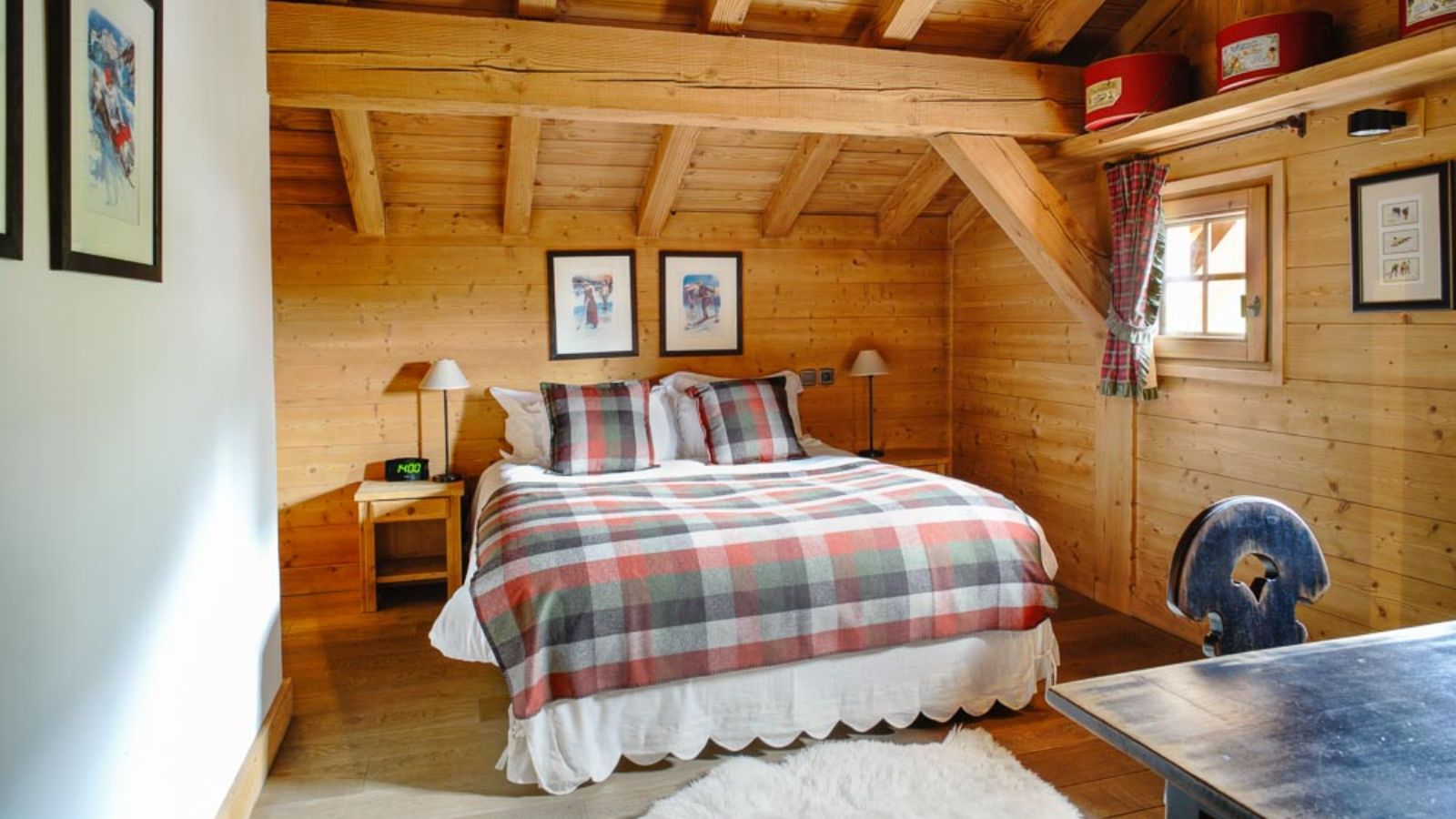 Luxury-Ski-Chalet-Megeve-Chalet-Clovis-Oxford-Ski-bedroom2.jpg