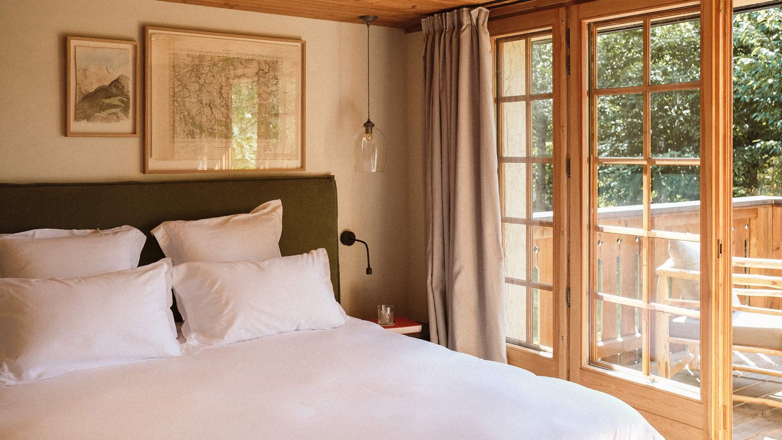 Luxury-Ski-Chalet-Megeve-Chalet-E-Oxford-Ski-Bedroom (7).jpg