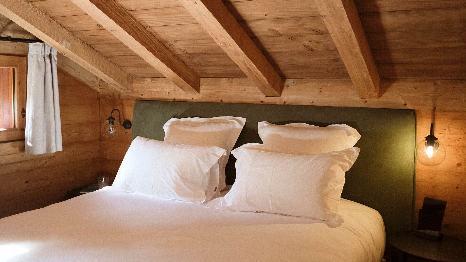 Luxury-Ski-Chalet-Megeve-Chalet-E-Oxford-Ski-Bedroom (1).jpg